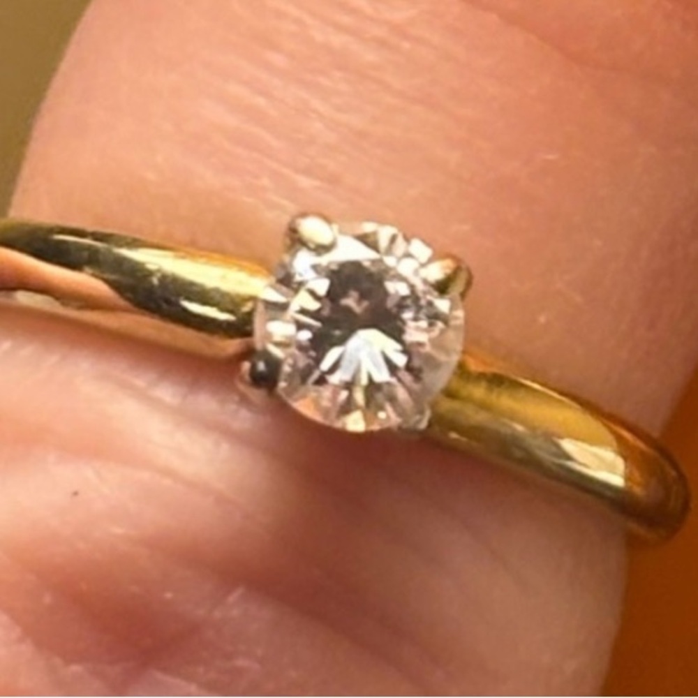 Elegant 14 kt yellow Gold .38-.40 carat genuine natural diamond Women's Ring